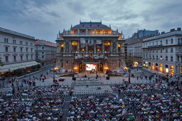 Túl a reklámon ( fotó: Csillag Pál, forrás: Opera Magazin)