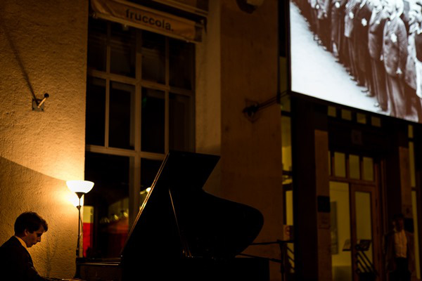 Múzeumok éjszakája 2014 - Medgyesi Zsolt játssza Beethoven Appassionata szonátáját az OSA Archivum előtt