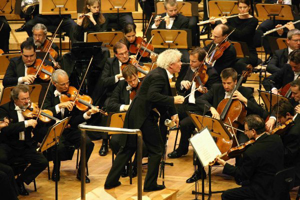 A Berlini Filharmonikusokat Sir Simon Rattle vezényli