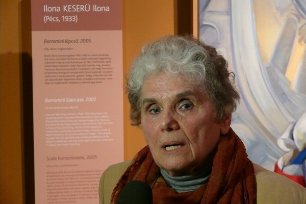 Keserü Ilona a Festők a tükörben c. kiállítás megnyitóján
