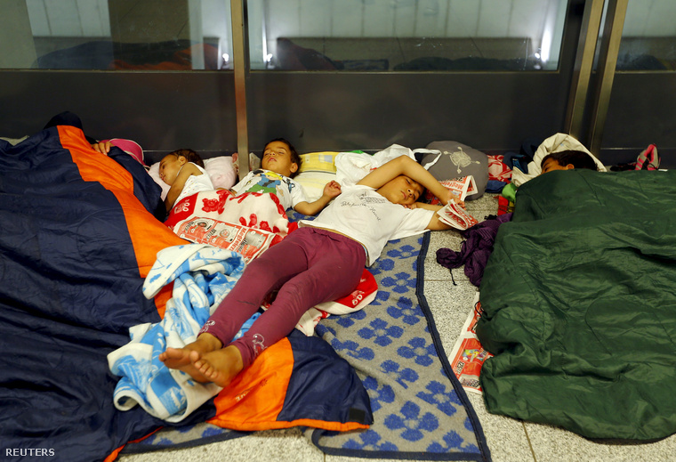Menekültek gyerekei alszanak a Keleti-Pályaudvaron