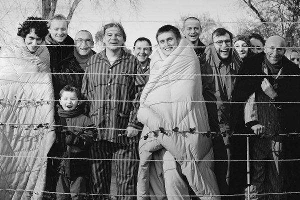 Zbigniew Libera: Residents, 2003 (Forrás: Tartu Art Museum)