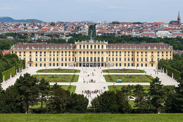 A Schönbrunni kastély és parkja (Fotó: Thomas Wolf, www.foto-tw.de)