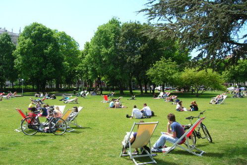 Nyugágyak a Sigmund Freud parkban (Forrás: Wien.gv.at)