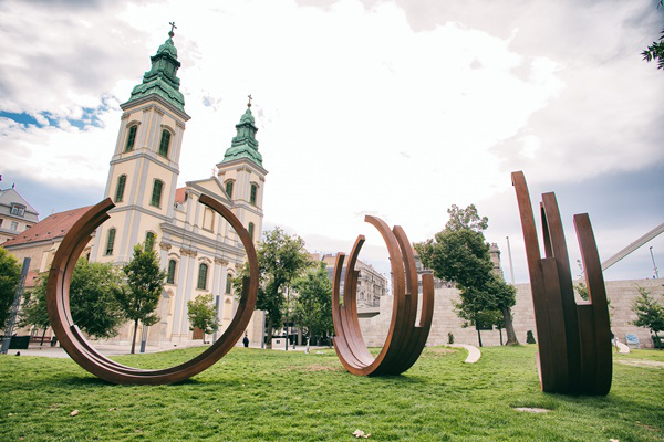 Bernar Venet: Rendezetlen ívek