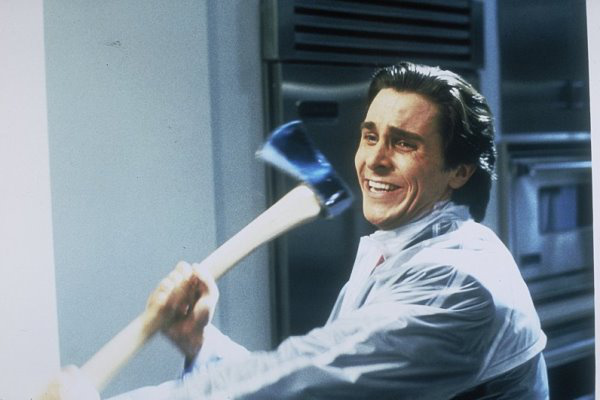 Christian Bale Patrick Bateman szerepében az Amerikai pszicho filmváltozatában (Forrás: Port.hu)