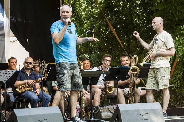 Modern Art Orchestra udvar