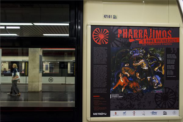 A roma holokausztra emlékező kiállítás