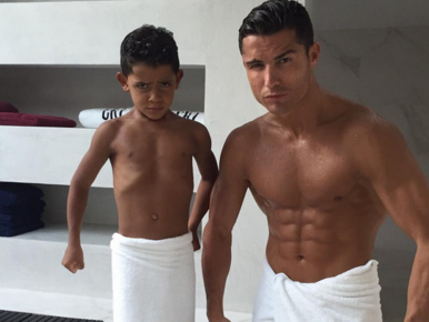 Kockahas különkiadás: Cristiano Ronaldo feszíteni tanítja fiát