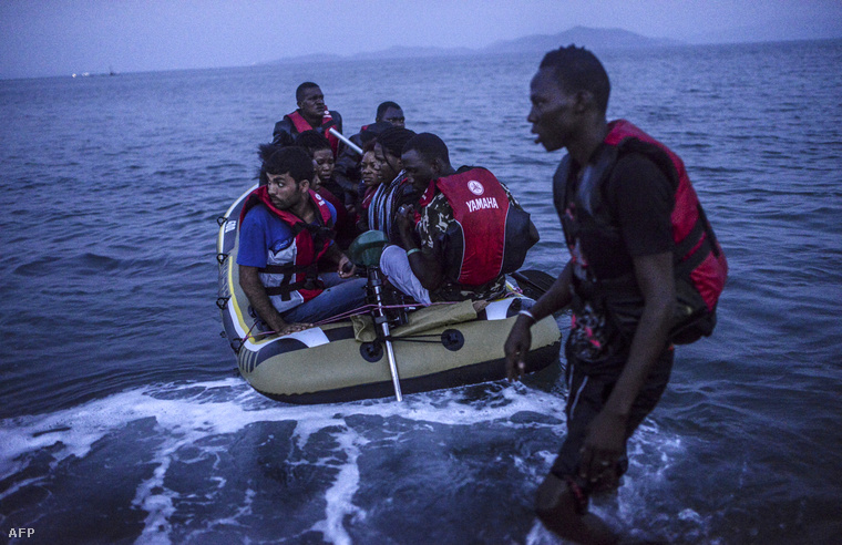 Menekültek szállnak parta a görögországi Koszi-szigeten, augusztus 16-án