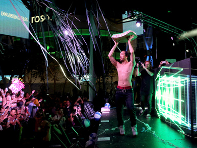 A tortadobás az új stage diving