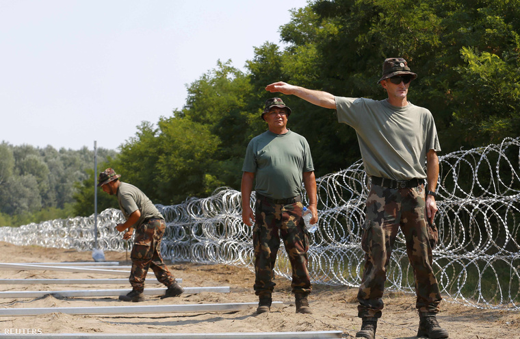 Kerítésépítésben részt vevő katonák Ásotthalomnál