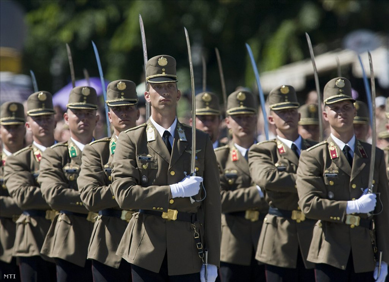 Budapest, 2010. augusztus 20. A végzett hallgatók kivont karddal tisztelegnek a Zrínyi Miklós Nemzetvédelmi Egyetemen végzett tisztek avatásán, a Hősök terén. MTI