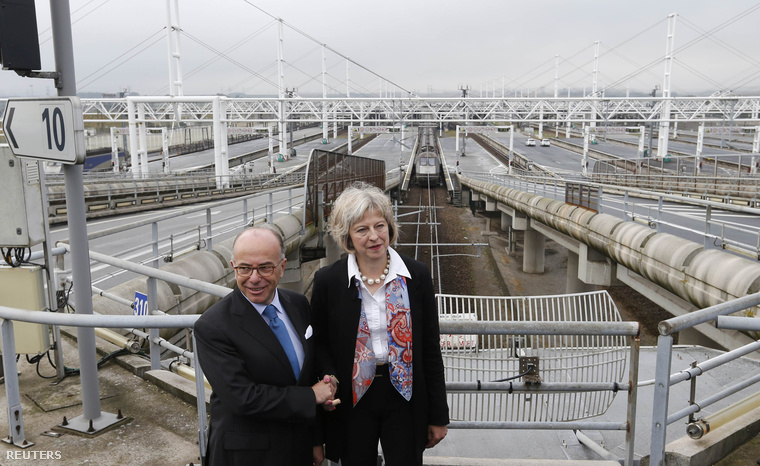 Bernard Cazeneuve és Theresa May megállapodtak Calais-ban