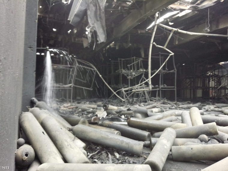 Sűrített gázokat tartalmazó palackok az amerikai hadsereg egyik támaszpontjának kiégett raktárában a Tokióhoz közeli Szagamiharában 2015. augusztus 24-én miután ezen a napon robbanás történt majd tűz ütött ki a raktárban.