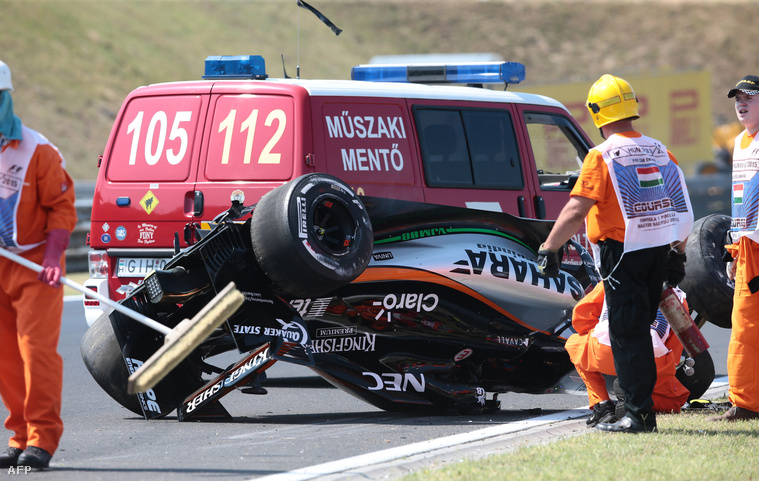 Sergio Perez autója a Hungaroringen: hogy mászott volna ki a fejvédő kerettel? A megoldás lehetetlennek tűnik