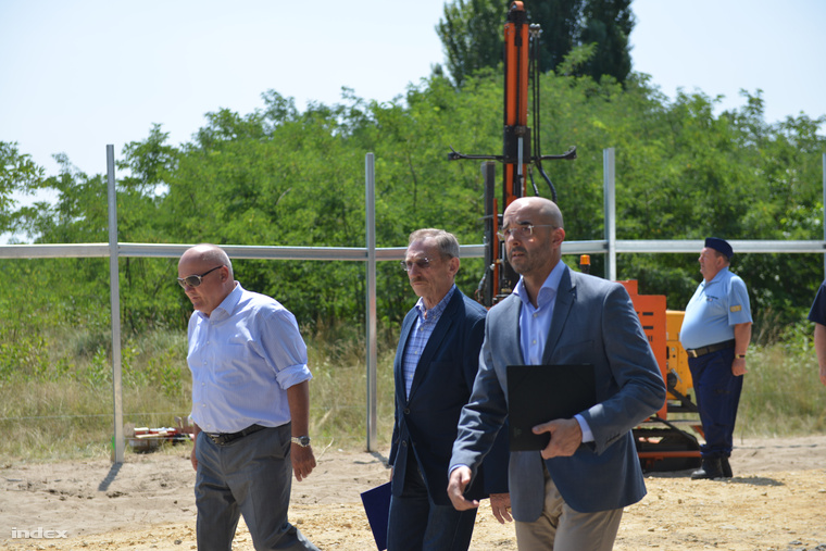 Hende Csaba honvédelmi miniszter, Pintér Sándor belügyminiszter és Kovács Zoltán kormányszóvivő a biztonsági határzár mintaszakaszának építési területén tartott sajtótájékoztatón, a magyar-szerb határon, Mórahalom térségében 2015. július 16-án.