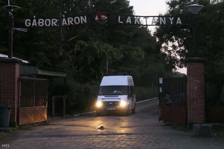Rendőrautó távozik 2015. augusztus 30-án a kiskunhalasi Gábor Áron laktanya területén kialakított meghallgató pontról ahol tömegverekedés tört ki illegális bevándorlók között.