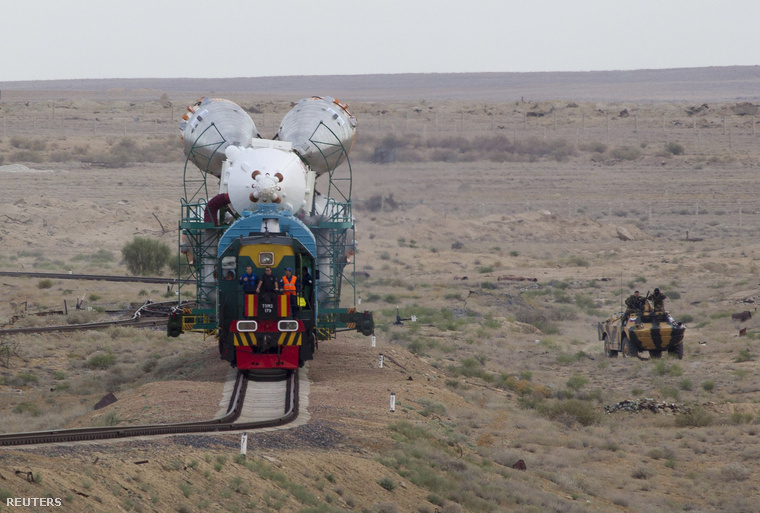 A Szojuz TMA-18M űrhajót szállítják a kilövőálláshoz hétfő reggel a kazahsztáni Bajkonurban.