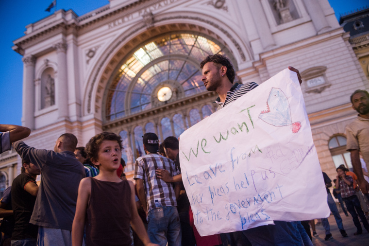 Menekültek tüntettek a Keleti pályaudvar előtt szombat este, mert nem engedték őket felszállni a vonatra