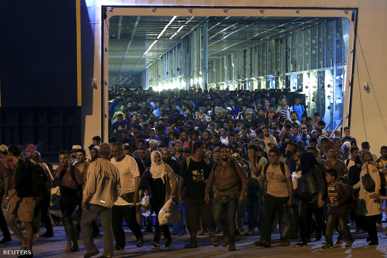 Menekültek érkeznek Athén egyik kikötőjébe a görögországi Leszbosz szigetéről