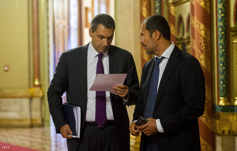 Lázár János Miniszterelnökséget vezető miniszter (b) és Giró-Szász András kormányzati kommunikációért felelős államtitkár a rendkívüli kormánykonferencia után a Parlamentben 2015. augusztus 25-én.