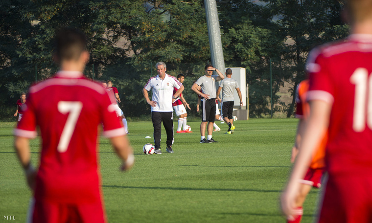 Bernd Storck szövetségi kapitány (k) a Románia elleni Európa-bajnoki mérkőzésre készülő labdarúgó-válogatott edzőmeccse előtt Telkiben.
