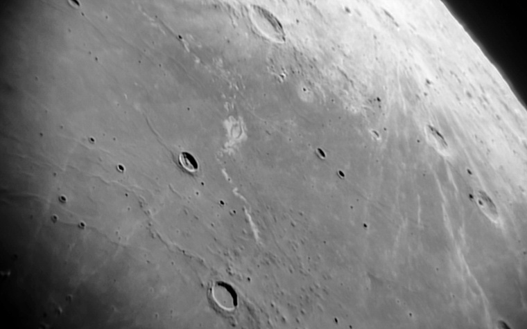 A Reiner Gamma és közvetlen holdfelszíni környezete az Oceanus Procellarum (Viharok Óceánja) területén jól látszik a Békési Zoltán (Úrkút) által 2012. augusztus 13-án egy 200/1000 mm-es Newton-távcsővel készített felvételén. A “papírsárkány&rdquo; közelében levő nagyobb kráter a Reiner-kráter, a Reiner Gammától jobbra levő két feltűnő kráter közül a nagyobbik a Galilaei-kráter. A kép alján levő nagy kráter a Marius-kráter