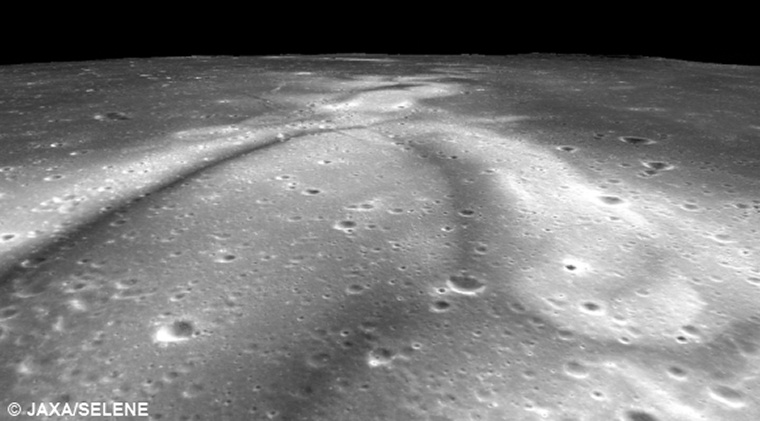 A Reiner Gamma közeli látványa a holdkörüli pályán keringő japán SELENE (Kaguya) holdszonda nagyfelbontású kamerájával (Terrain Camara, TC) készült közeli felvételen