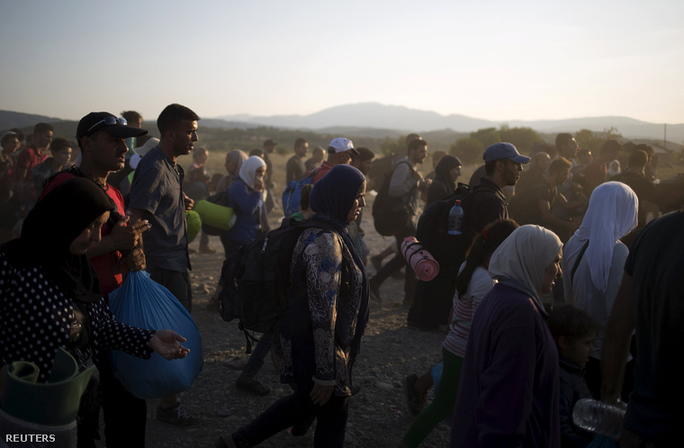 Menekültek várakoznak az átkelés előtt a görög-macedón határnál, szeptember 4-én.