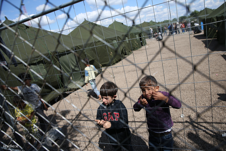 Gyerekek a röszkei menekülttáborban.