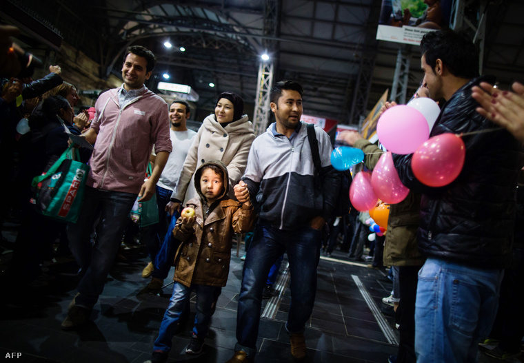 Érkeztő menekültek a frankfurti vasútállomáson.