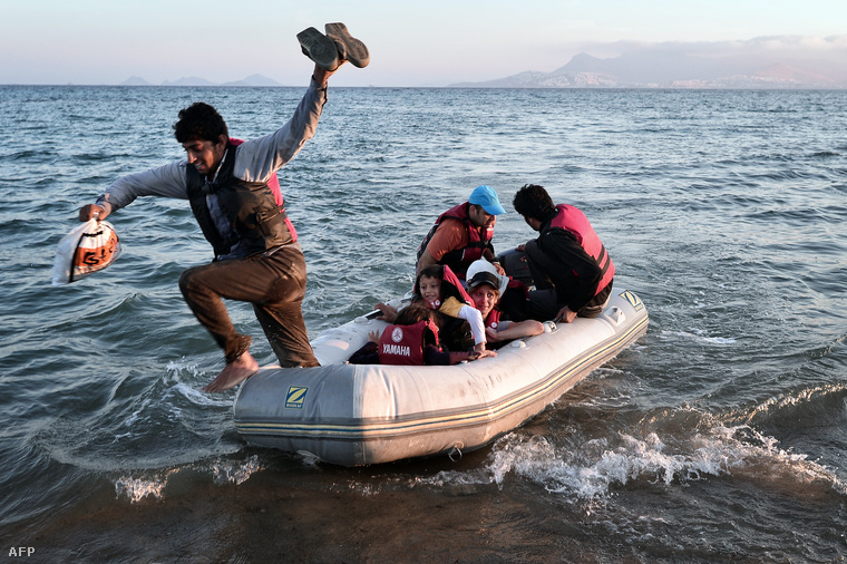 Törökországon át érkező menekültek a görög Kosz-szigetnél