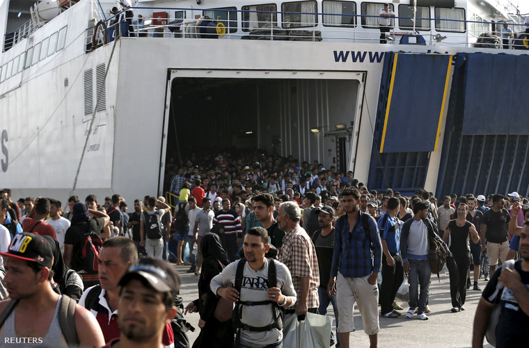 Hajókon szállítják a menekülteket a görög szigetekről a szárazföldre.