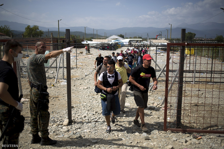Menekültek a macedón határon