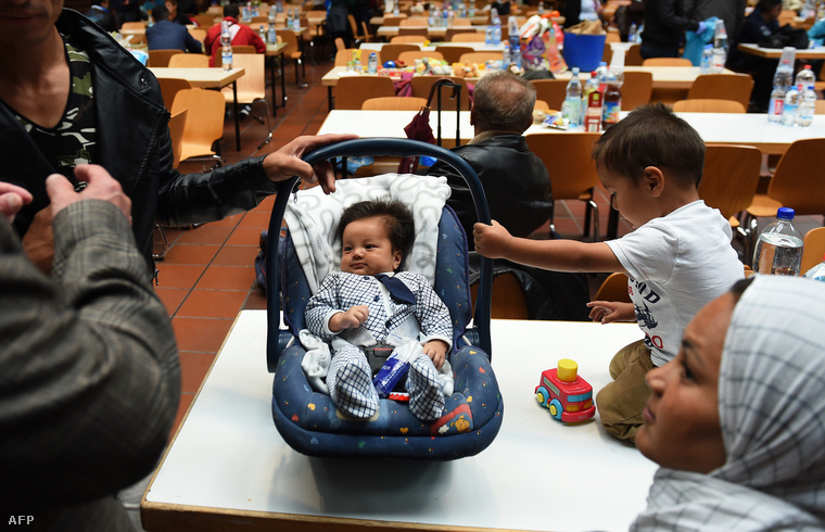 Menekültek gyerekei a dortmundi pályaudvaron felállított átmeneti szálláson.
