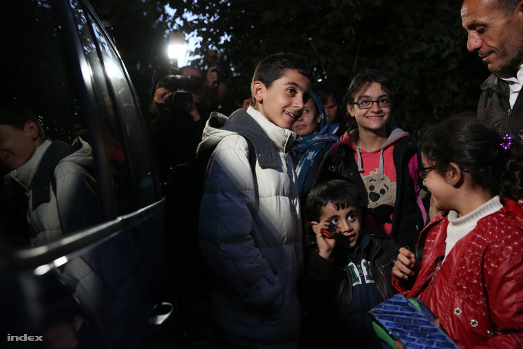 Egy család, akik remélhetőleg kijutottak az osztrák konvojjal
