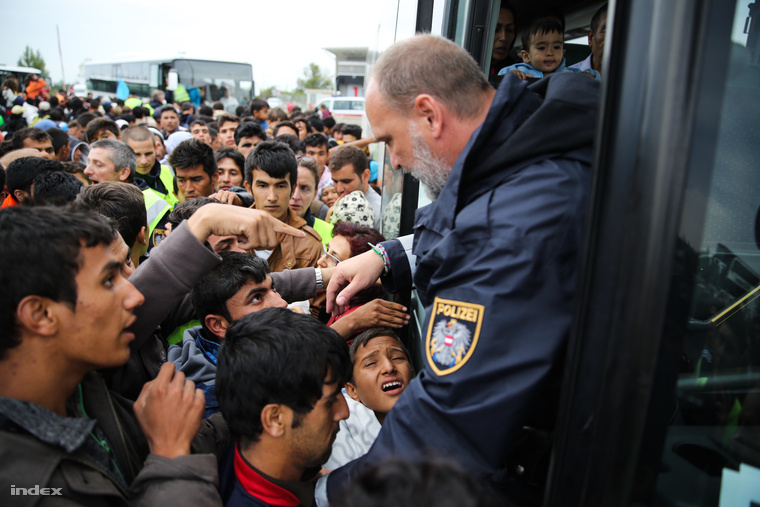 A szombaton a magyar-osztrák határon átlépő menekültek többsége már Németországban van