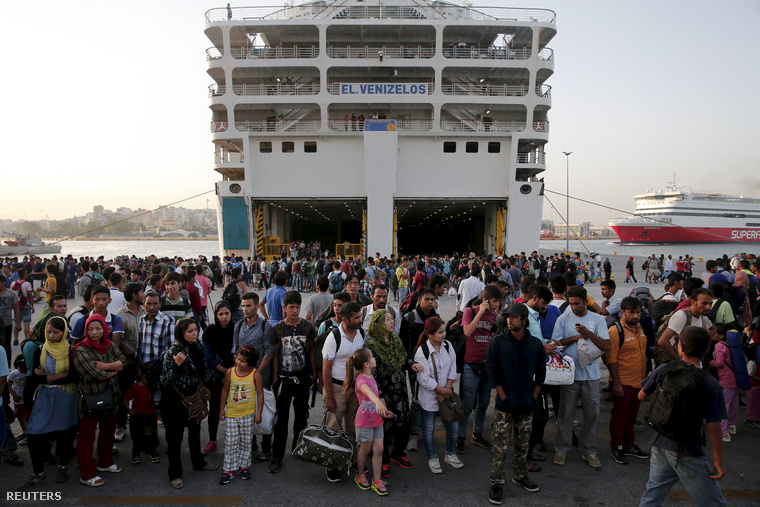 Kikötött a görög szigetek és a szerázaföld között ingázó, menekülteket szállító Elefteriosz Venizelosz nevű komphajó az athéni kikötőben, hétfő reggel.