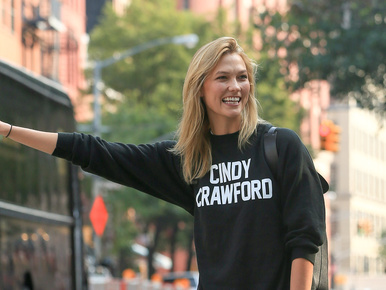 Karlie Kloss iskolába menet jobban néz ki, mint bugyiban