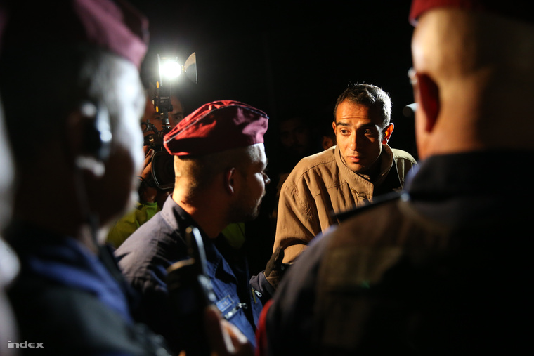 Szír menekült tárgyal a rendőrökkel Röszkénél