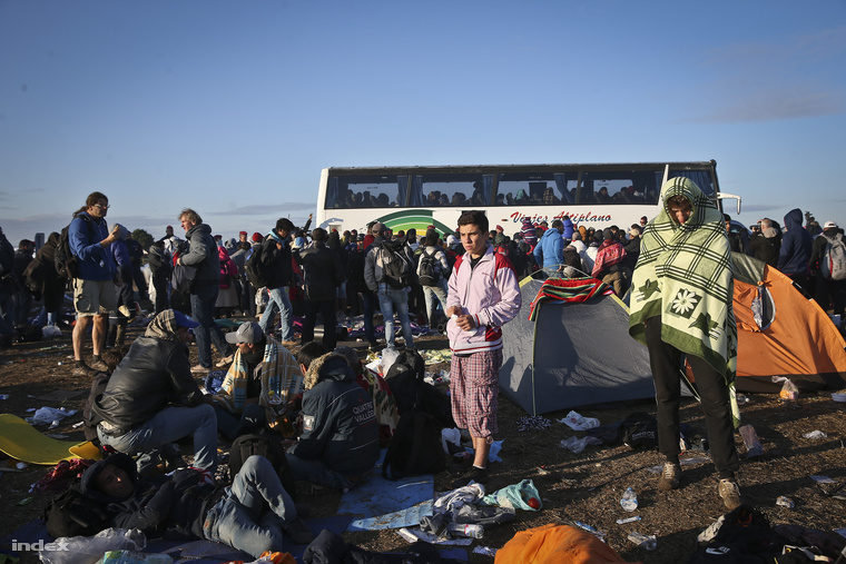Menekültek ébredeznek a röszkei gyűjtőpontnál, szeptember 8-án