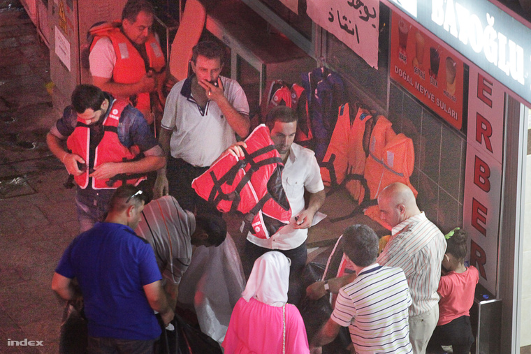 Menekült családok vásárolnak mentőmellényt a csempészútra Izmirben