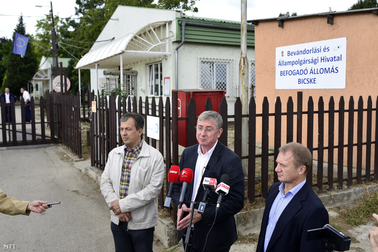 Oláh Lajos, Gyurcsány Ferenc és Varju László a bicskei befogadóállomáson tett látogatása utáni sajtótájékoztatón.