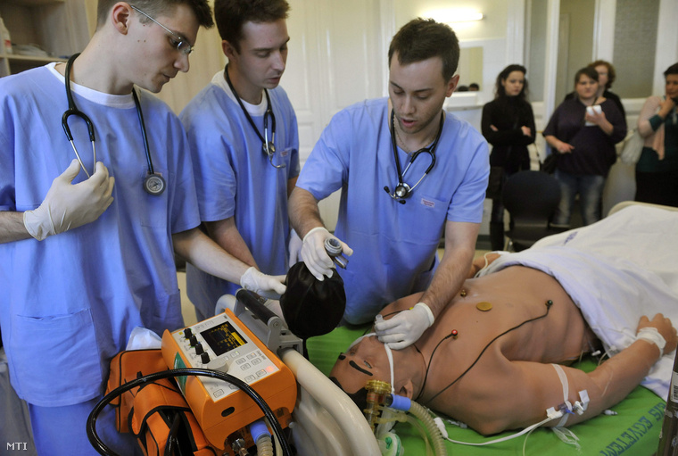 Ovostanhallgatók gyakorlóbabán tanulják a sürgősségi betegellátást a Semmelweis Egyetem skill- és szimulációs laboratóriumában 2013. január 31-én.