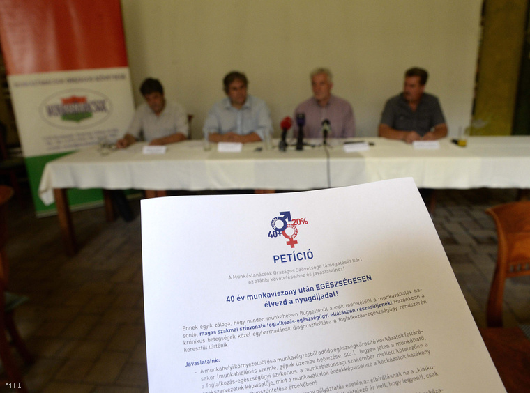 Petíció a férfiak 40 év munkaviszony utáni nyugdíjba vonulásáért indított népszavazási kezdeményezésről tartott budapesti sajtótájékoztatón 2015. július 17-én.