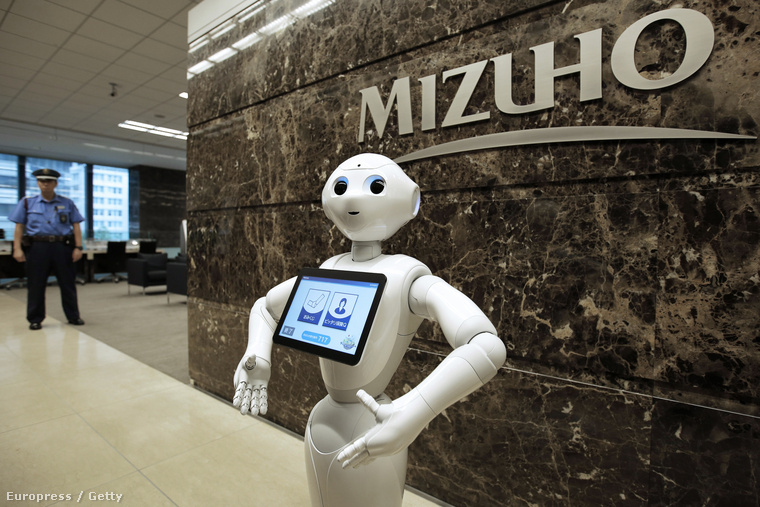 Pepper robot a fejlesztő Mizuho vállalat tokiói központjának várójában