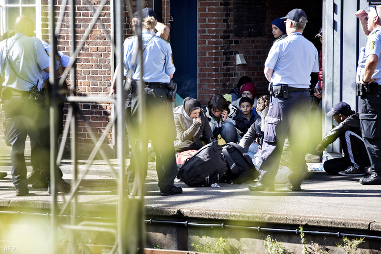 Rendőrök és menekültek a padborgi vasútállomáson