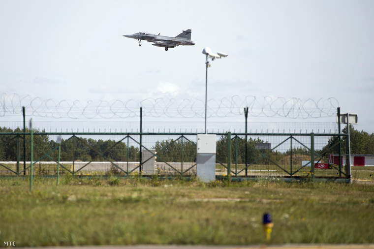 Magyar JAS-39 Gripen típusú vadászrepülőgép a litvániai Siauliai Légi Bázison