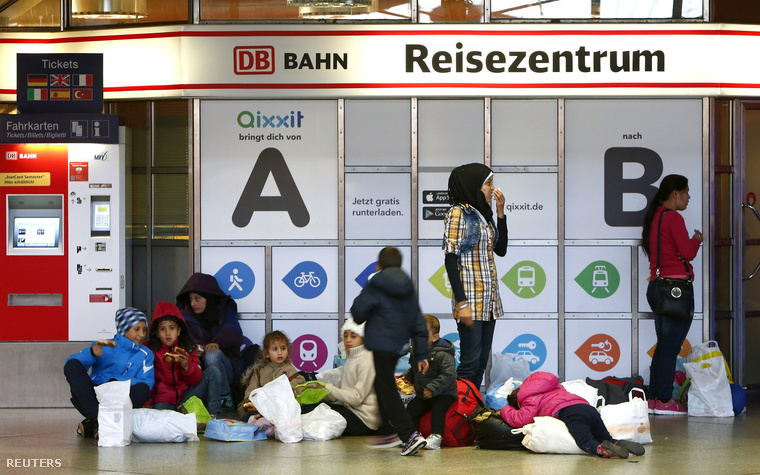 Menekültek a müncheni vonatállomáson
